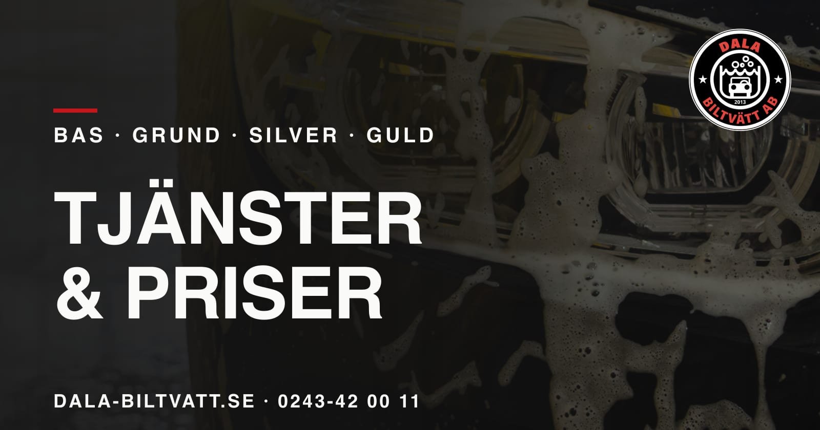 Närbild på en bil som sköljs med lödder, med Dala Biltvätts logotyp och texten Tjänster & priser samt paketnamnen Bas, Grund, Silver och Guld.